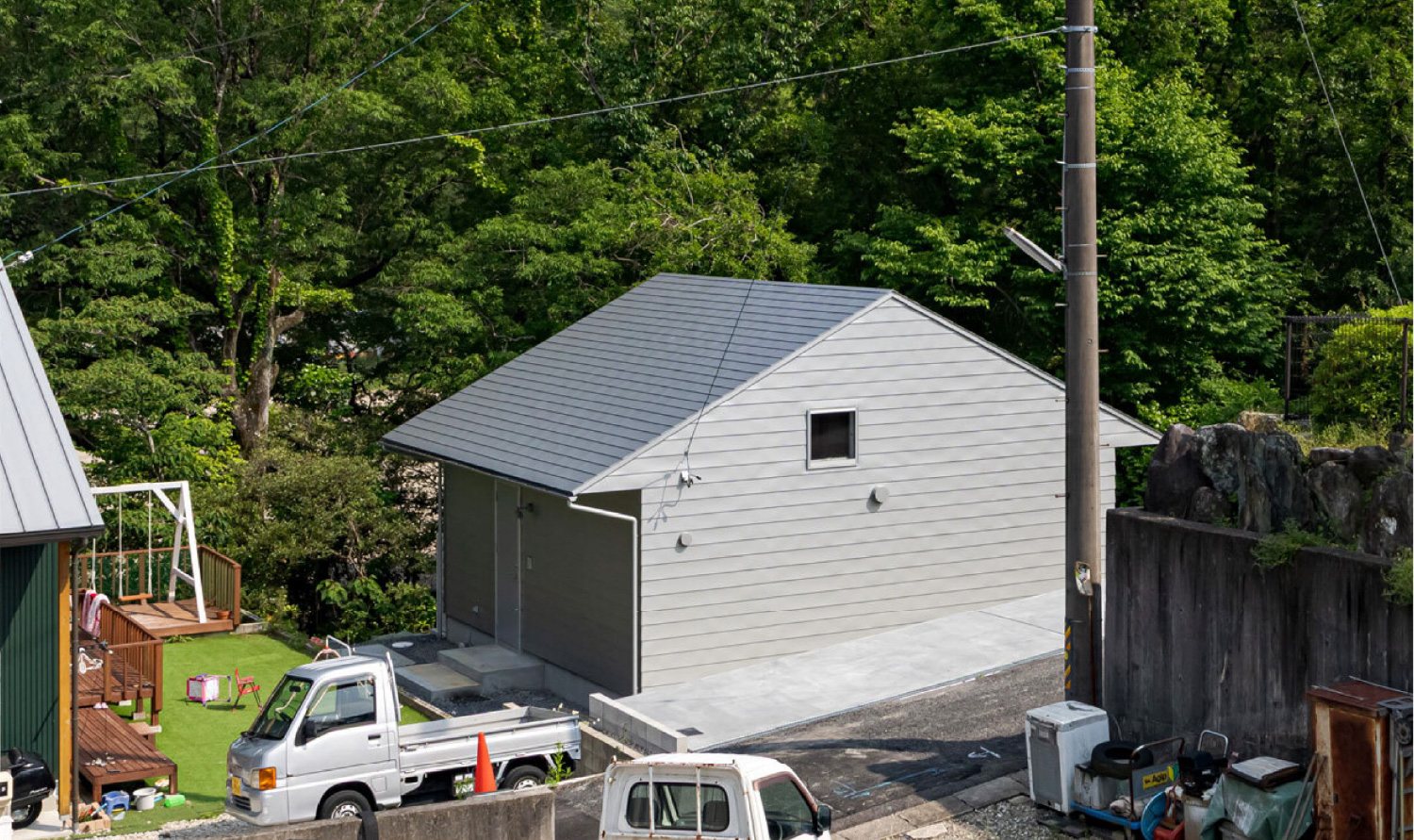 傾斜地の小さな平屋